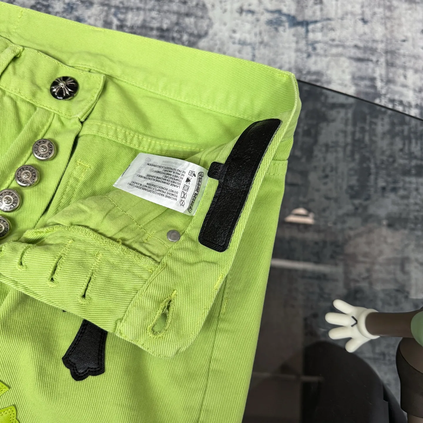 P260 Chrome hearts CH green cow king Yang Mi's same style sex recods limited green cow jeans. Really restores the ultimate texture of Vintage. Italian special cowhide print and cut. Customized sheepskin three-layer thick line leather. The whole is spliced in heavy water washing process. Craftsmen hand-splash ink. You can see the details. Three-dimensional cutting version. Loose and comfortable. Not picky about the figure. Makes taller and slimmer. Seiko factory. Original quality control. Same style for men and women. Can be matched with couples. Versatile recommendation. Essential jeans for all seasons Color: Green Size: S-XL
